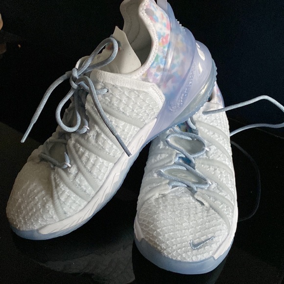 White Nike - Picture 4 of 6